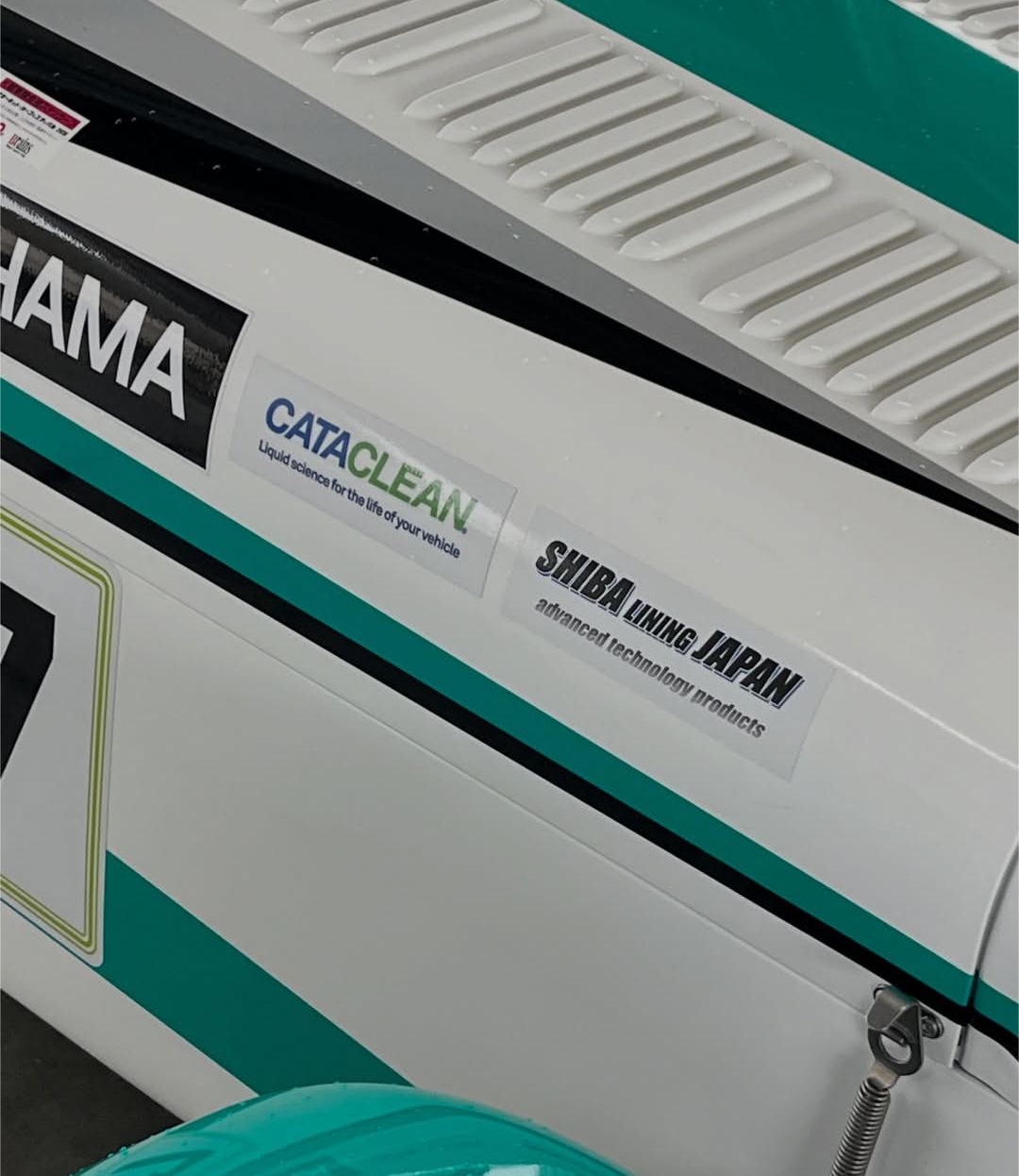 参戦車両に貼られた SHIBA LINING JAPAN のデカール